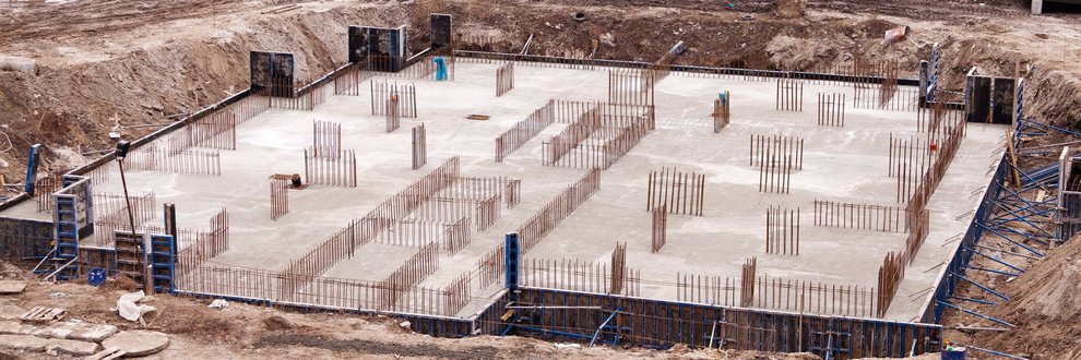 Заливка бетоном фундамента жилых и производственных помещений